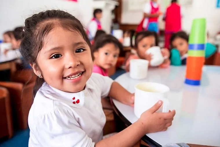 Niños de Villa María del Triunfo desayunando en un comedor