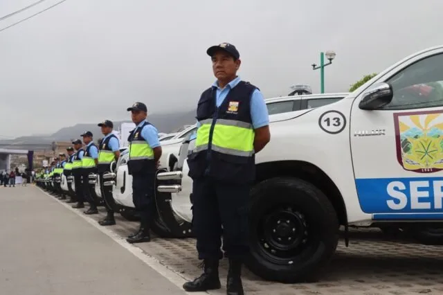 Serenazgo de Villa María del Triunfo formado junto a sus camionetas