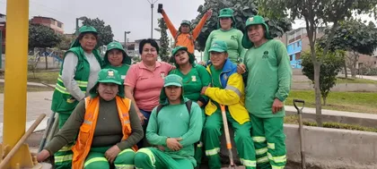 Lucy Cubas con trabajadoras del distrito